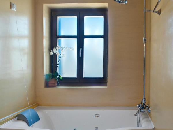 Haones Suites : photo 7 de la chambre suite junior avec bain à remous