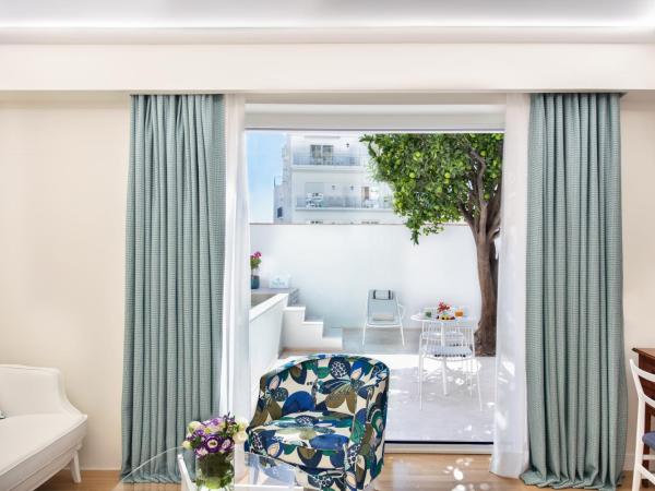 Pazziella Garden & Suites : photo 3 de la chambre suite avec piscine