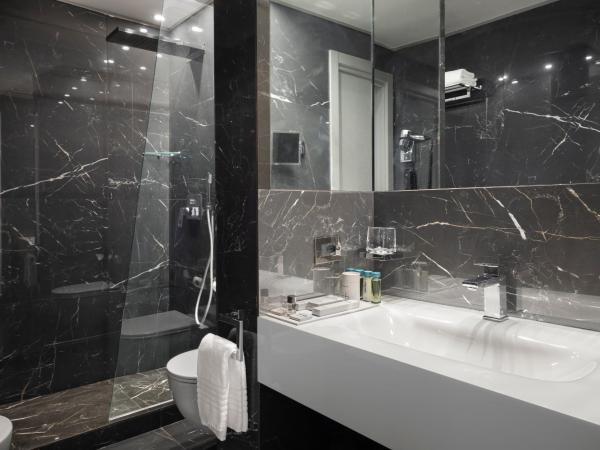 LHP Napoli Palace & SPA : photo 8 de la chambre suite lit king-size avec baignoire spa