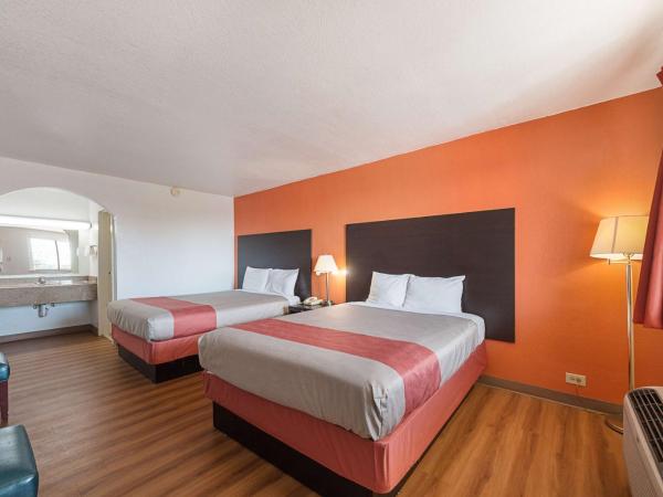 Motel 6 San Antonio TX I10 West : photo 1 de la chambre chambre avec 2 lits queen-size - fumeurs