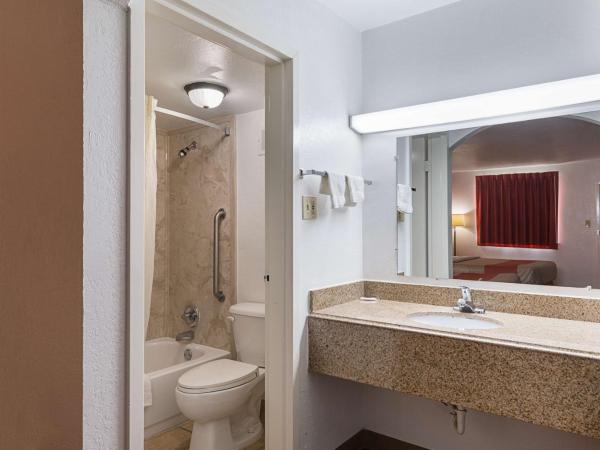 Motel 6 San Antonio TX I10 West : photo 8 de la chambre chambre lit king-size - non-fumeurs