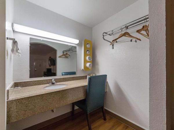 Motel 6 San Antonio TX I10 West : photo 9 de la chambre chambre lit king-size - non-fumeurs