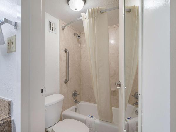 Motel 6 San Antonio TX I10 West : photo 4 de la chambre chambre avec 2 lits queen-size - fumeurs