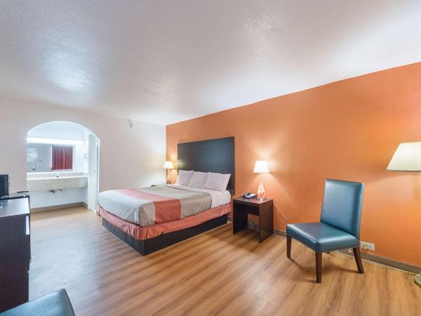 Motel 6 San Antonio TX I10 West : photo 2 de la chambre chambre lit king-size - fumeurs
