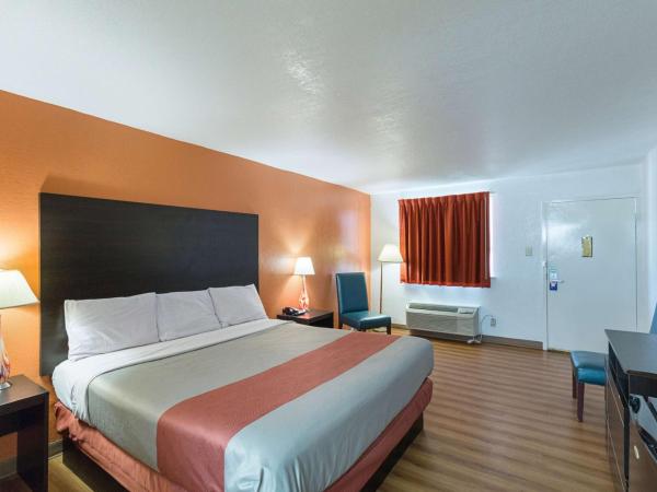 Motel 6 San Antonio TX I10 West : photo 1 de la chambre chambre lit king-size - fumeurs