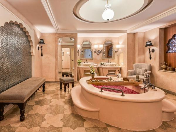 Fairmont Jaipur : photo 1 de la chambre fairmont suite cocktail hours at club lounge, butler on call,complimentary 2 pint of beer per room per stay, 20% off on spa,f&b and laundry, evening rituals shaam-e-khaas, happy hours ( buy 1 get 1) at anjum bar on selected beverages.