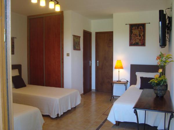 Chambres d'hôtes Les Palmiers de la Cité : photo 3 de la chambre chambre triple avec baignoire