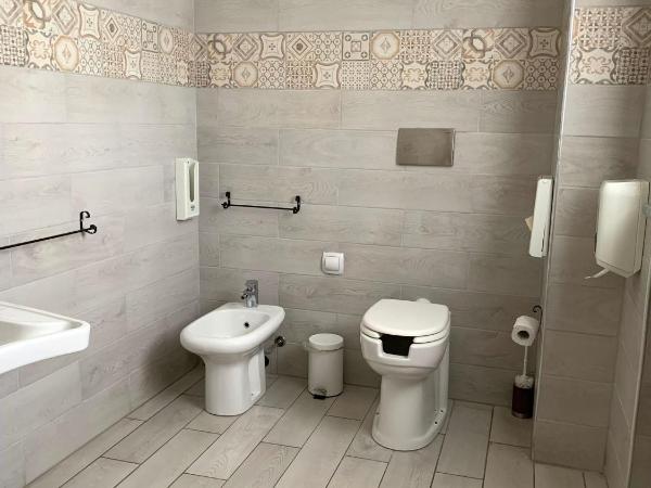 Cascina Bellaria : photo 6 de la chambre chambre familiale avec salle de bains privative