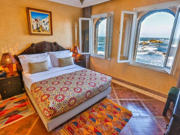 Riad Mimouna : photo 1 de la chambre chambre supérieure - vue sur mer