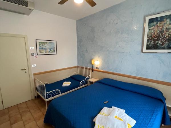 Hotel Villa dei Fiori - sul mare con piscina : photo 5 de la chambre chambre triple
