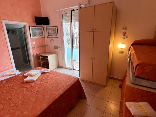 Hotel Villa dei Fiori - sul mare con piscina : photo 1 de la chambre chambre quadruple