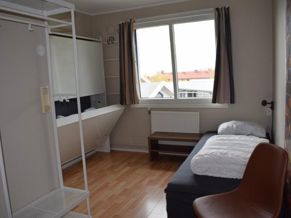 HI Oslo Haraldsheim : photo 1 de la chambre chambre triple avec salle de bains privative