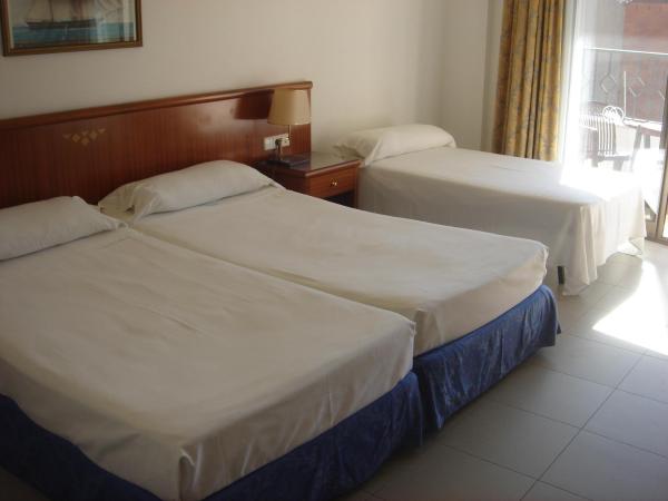 Hostal Vila del Mar : photo 3 de la chambre chambre triple (3 adultes)