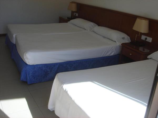 Hostal Vila del Mar : photo 4 de la chambre chambre triple (3 adultes)