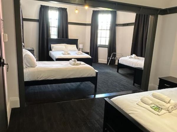 Royal Hotel Ryde : photo 9 de la chambre chambre quadruple avec salle de bains commune