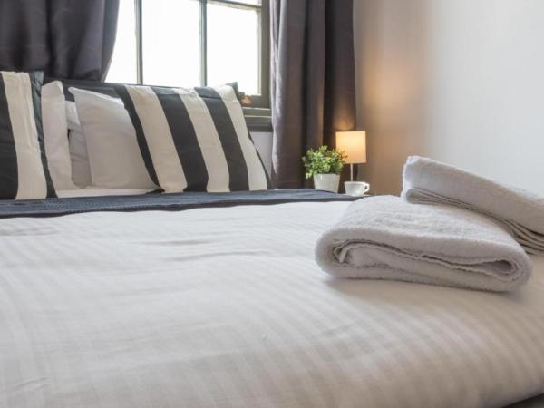 Royal Hotel Ryde : photo 1 de la chambre chambre quadruple avec salle de bains commune