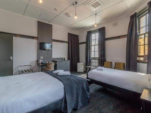 Royal Hotel Ryde : photo 3 de la chambre chambre quadruple avec salle de bains commune