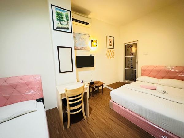 The Explorers Guesthouse and Hostel : photo 4 de la chambre chambre triple avec salle de bains privative