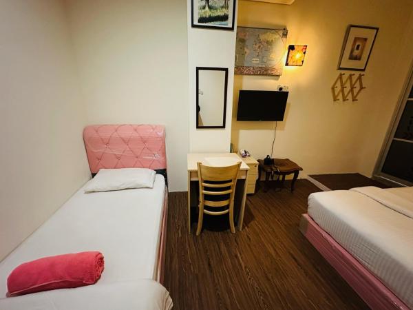 The Explorers Guesthouse and Hostel : photo 5 de la chambre chambre triple avec salle de bains privative
