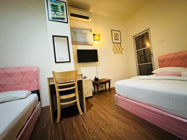 The Explorers Guesthouse and Hostel : photo 7 de la chambre chambre triple avec salle de bains privative