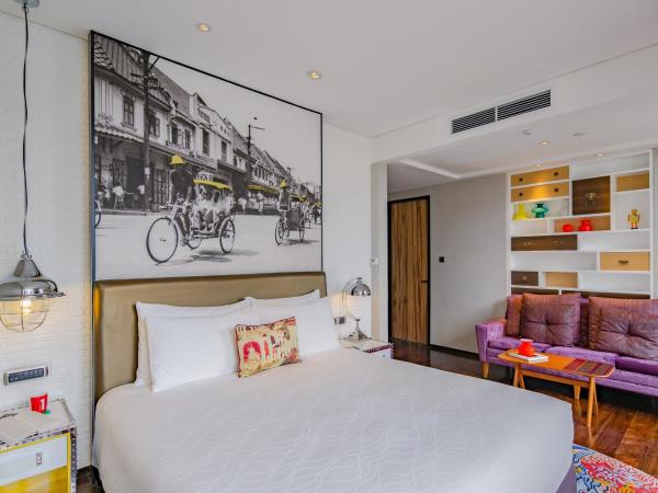 Hotel Indigo Bangkok Wireless Road, an IHG Hotel : photo 2 de la chambre standard corner king room with balcony and sunset garden view