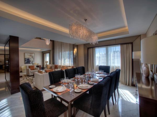 Crowne Plaza Dubai Deira, an IHG Hotel : photo 5 de la chambre suite king royale 2 chambres avec 2 lits king-size