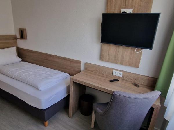 Hotel Ladage : photo 2 de la chambre chambre simple avec toilettes et douche communes