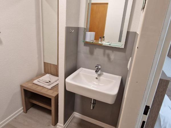 Hotel Ladage : photo 4 de la chambre chambre simple avec toilettes et douche communes