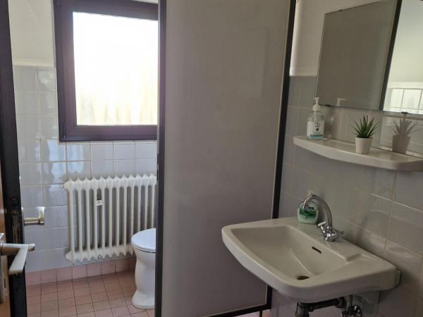 Hotel Ladage : photo 8 de la chambre chambre simple avec toilettes et douche communes