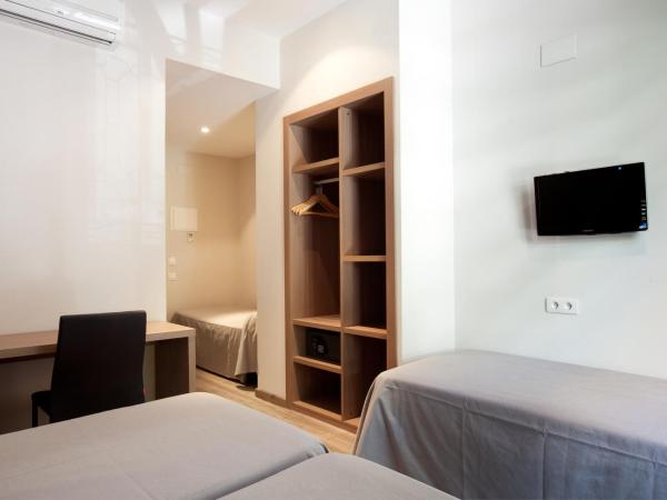 Hostal Centric : photo 9 de la chambre chambre quadruple