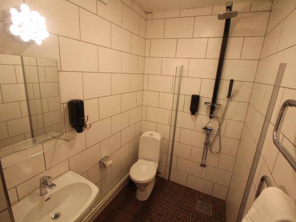 Vattengrändens Vandrarhem & Hotel : photo 4 de la chambre chambre double avec salle de bains privative