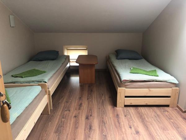 Piątka noclegi- Łódź : photo 5 de la chambre chambre triple avec salle de bains privative