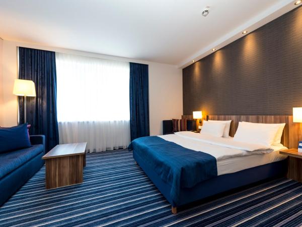 Holiday Inn Express Bremen Airport, an IHG Hotel : photo 1 de la chambre chambre double avec kitchenette