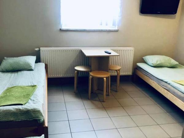 Piątka noclegi- Łódź : photo 9 de la chambre chambre triple avec salle de bains privative