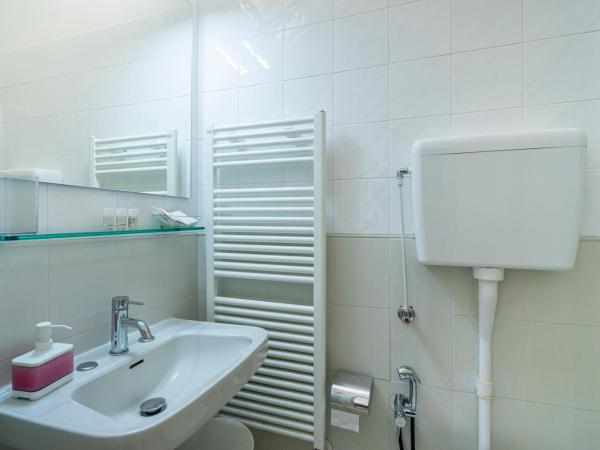 Hotel Bianca Vela : photo 7 de la chambre chambre triple avec douche