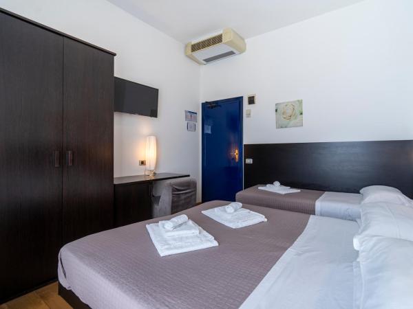 Hotel Bianca Vela : photo 4 de la chambre chambre triple avec douche