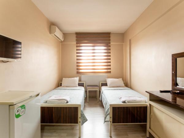 Beyoglu Huzur Hotel : photo 2 de la chambre chambre double ou lits jumeaux avec salle de bains privative