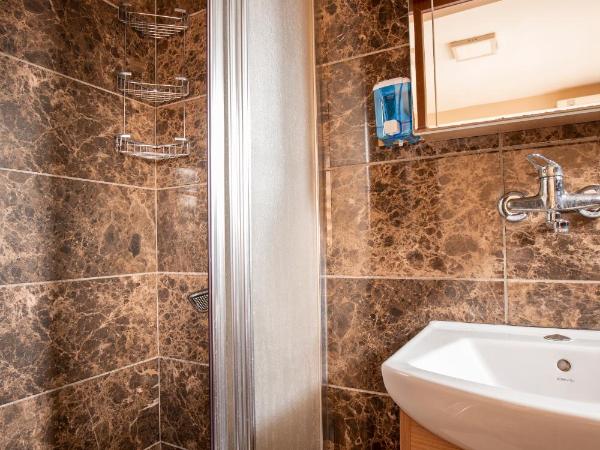 Beyoglu Huzur Hotel : photo 7 de la chambre chambre double ou lits jumeaux avec salle de bains privative