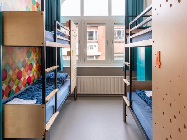 Stayokay Hostel Den Haag : photo 3 de la chambre chambre quadruple avec salle de bains privative et douche