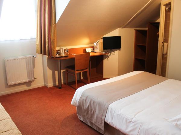 Kyriad Rennes Nord Hotel : photo 7 de la chambre chambre triple (1 lit double et 1 lit simple)