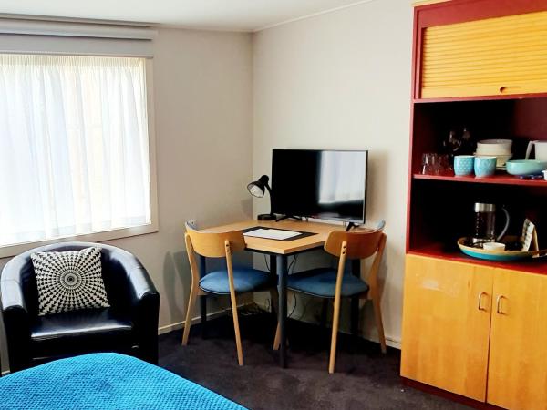Extended Stay City Hostel : photo 9 de la chambre chambre lit queen-size avec salle de bains commune 