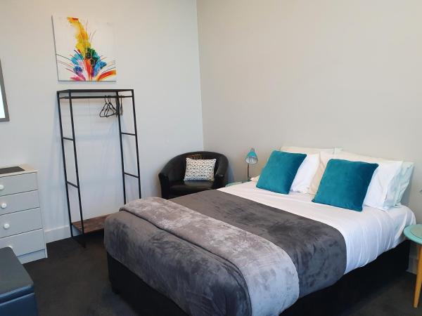 Extended Stay City Hostel : photo 3 de la chambre chambre lit queen-size avec salle de bains commune 