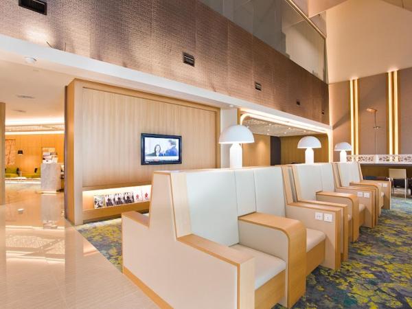 Ambassador Transit Lounge Terminal 2 : photo 10 de la chambre 3 hours lounge use seated sofa chairs (no bed) check-in between 7am to 7pm