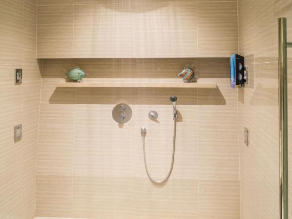 Ambassador Transit Lounge Terminal 2 : photo 2 de la chambre nap room and lounge use + free meals (common shower & toilet) check-in 2pm & check-out 12pm