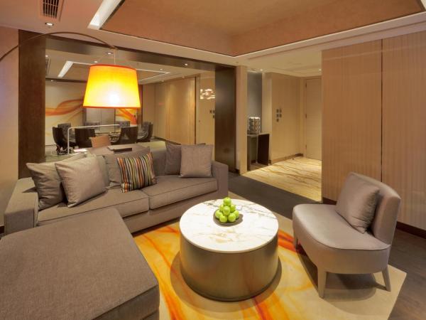 Crowne Plaza Hong Kong Kowloon East, an IHG Hotel : photo 7 de la chambre suite 1 chambre - vue sur montagne