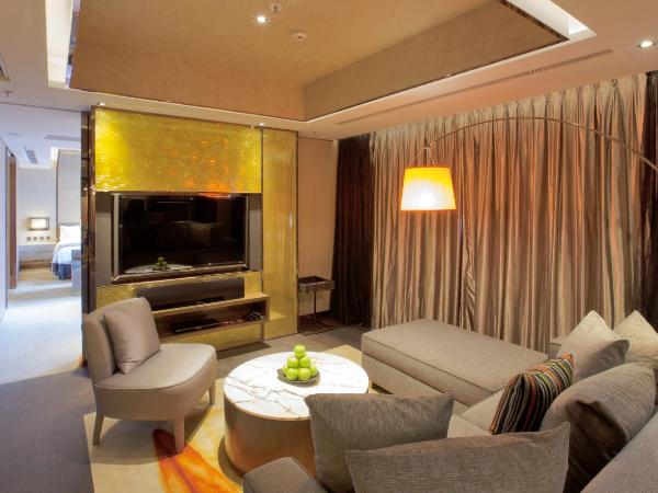 Crowne Plaza Hong Kong Kowloon East, an IHG Hotel : photo 4 de la chambre suite 1 chambre - vue sur montagne