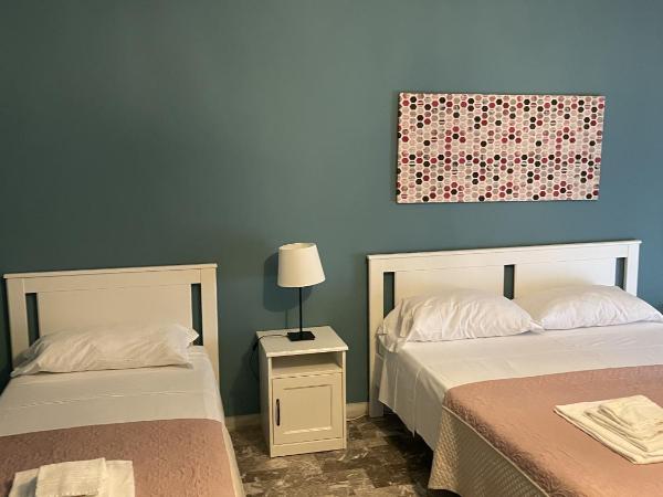 Interno1 Bari Policlinico : photo 1 de la chambre chambre triple avec salle de bains privative séparée