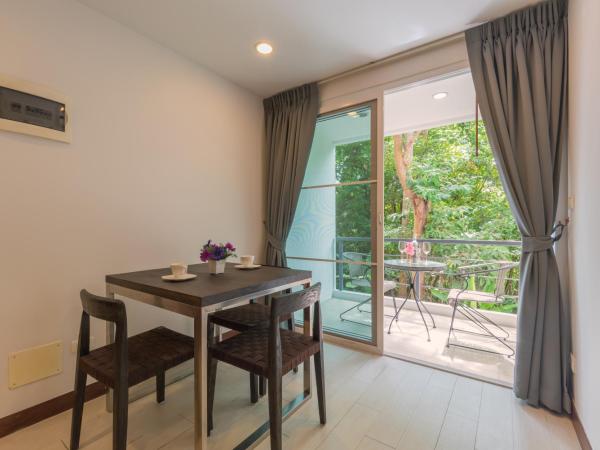 Hill Side Karon Kata Beach Condo : photo 9 de la chambre appartement avec vue sur la montagne