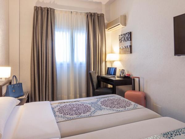 Hotel Macià Plaza : photo 8 de la chambre chambre double ou lits jumeaux
