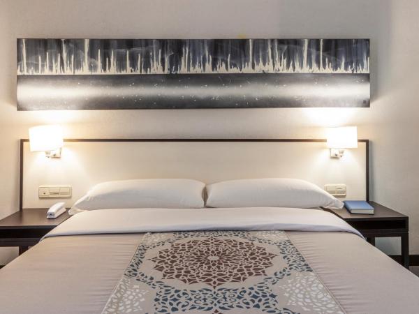 Hotel Macià Plaza : photo 6 de la chambre chambre lit queen-size